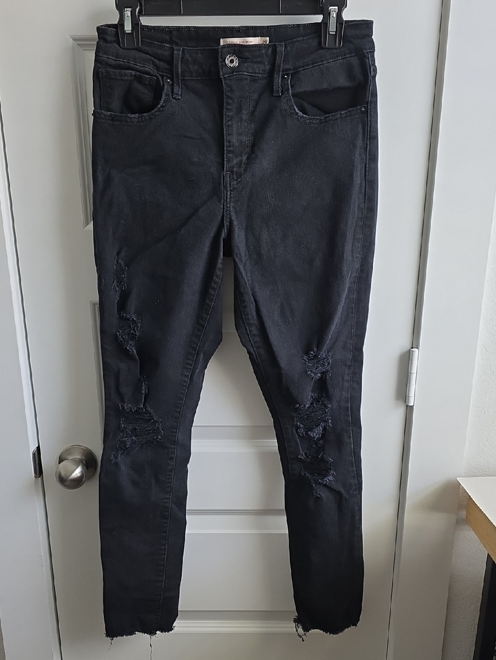 Levis Black 721 High Rise Skinny Ripped Jeans Size 29 G036